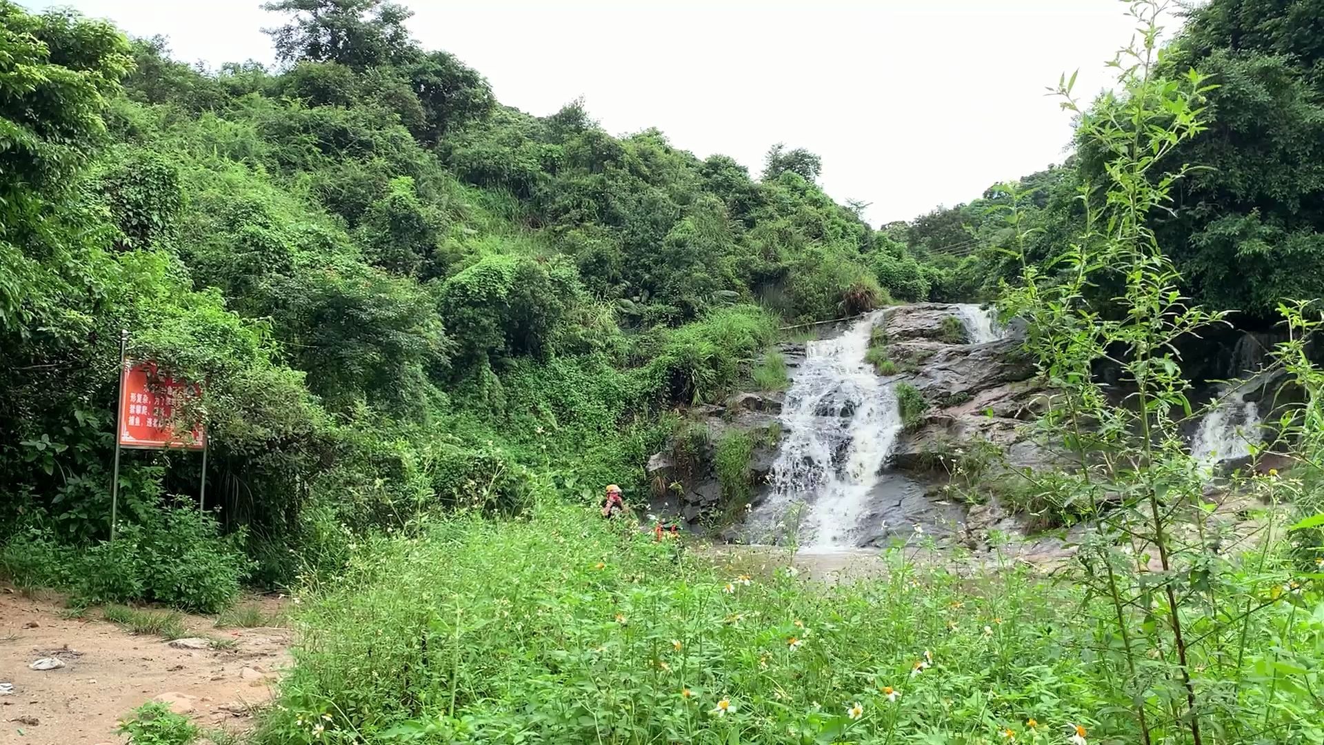 东莞大岭山山间小溪夏天游泳的好地方,一场大雨过后原本清澈的溪水变浑浊,静静等待过两天又可以玩水了哔哩哔哩bilibili