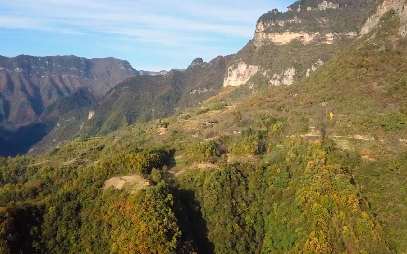 无人机高空航拍四川大山风光,发现山顶上还有很多人家,让人意外