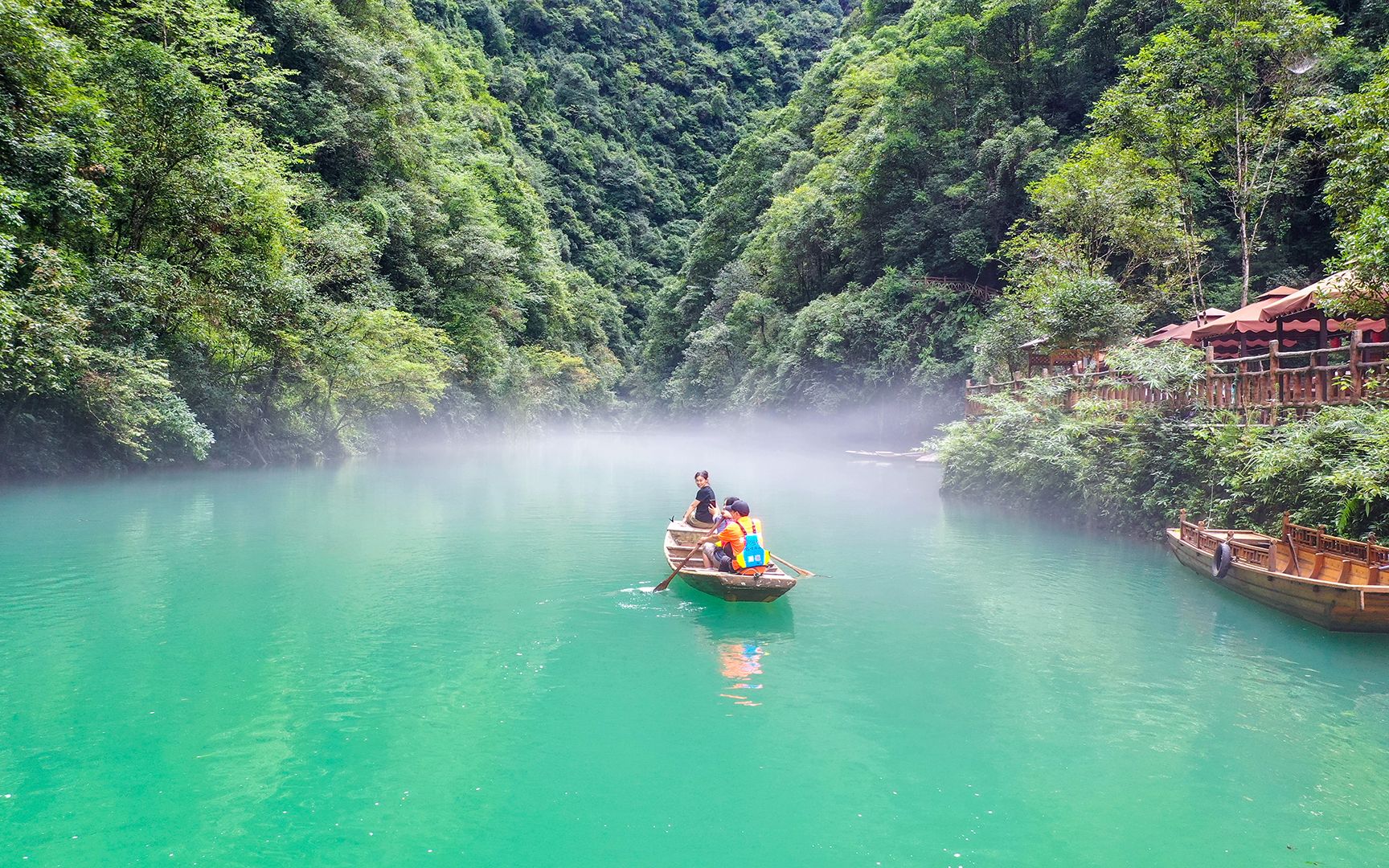 [图]湖北鹤峰屏山峡谷，最窄处刚好过一只小船，人间仙境