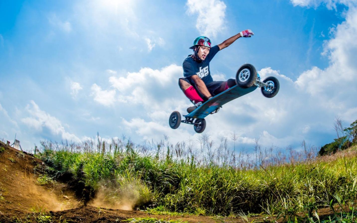 不屑城市水泥路的平坦,装上超大轱辘,变身全地形越野滑板