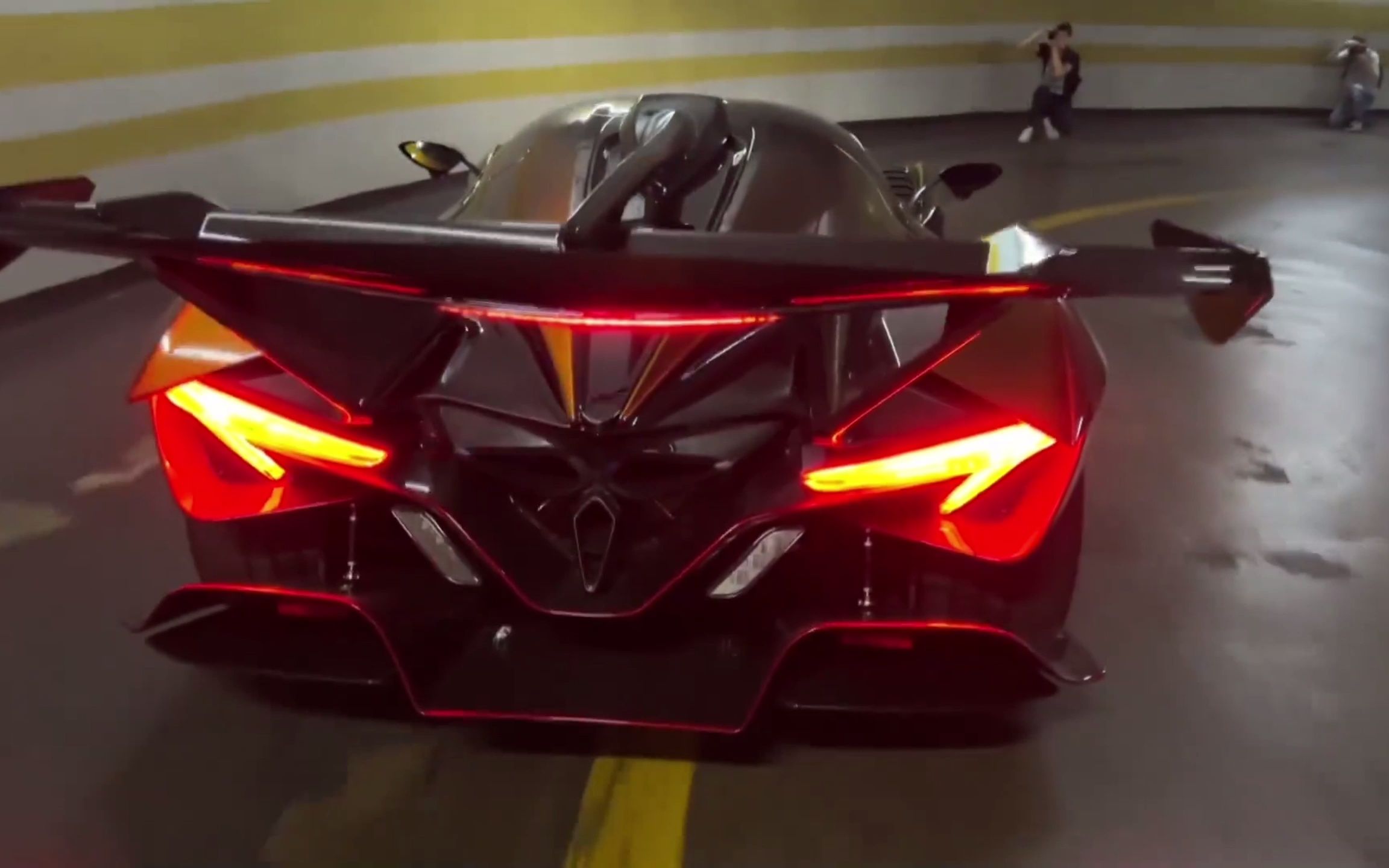 华裔神豪mike大佬的阿波罗ie参加soc超跑活动日