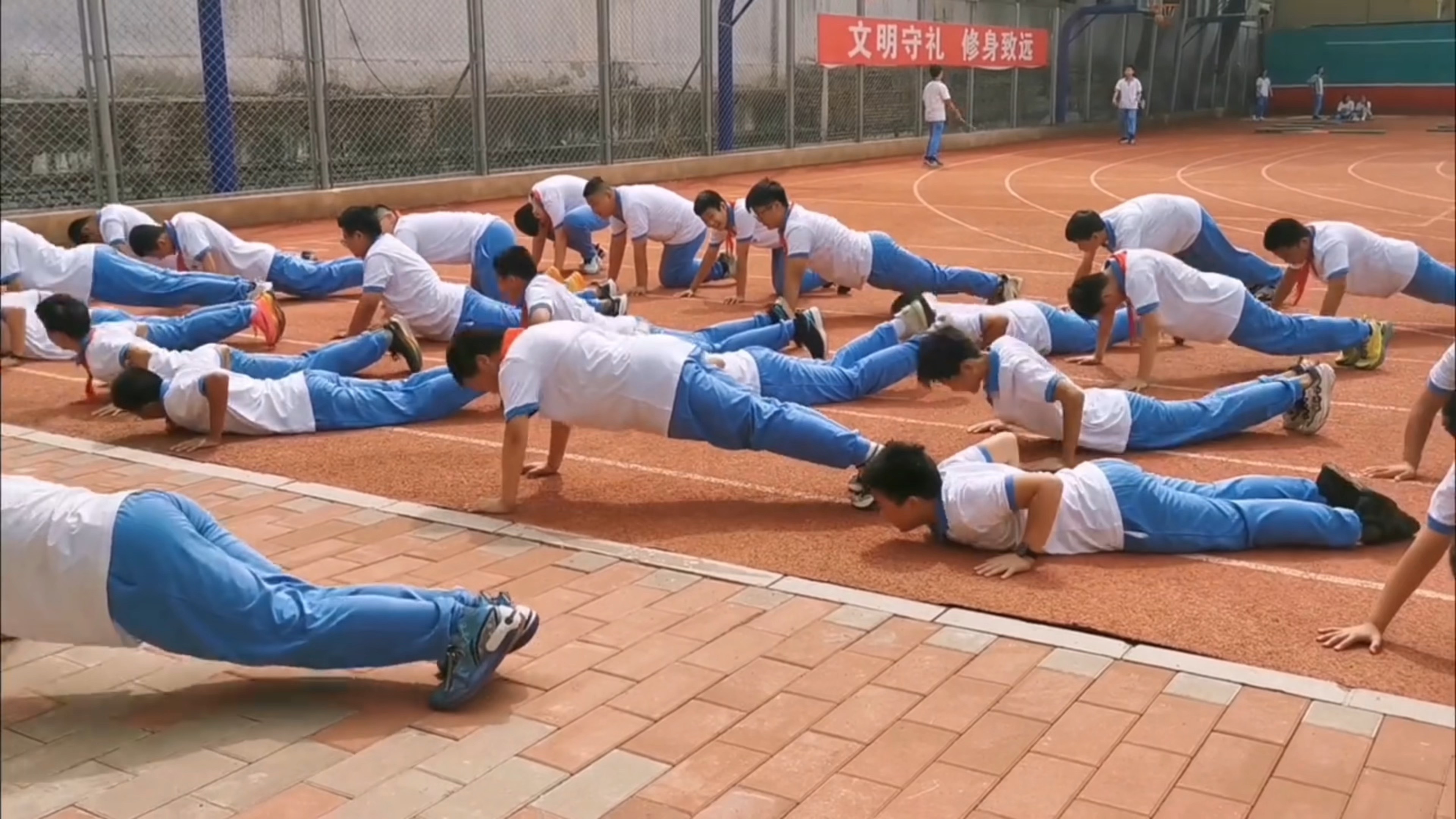 北京市某中学男生趴在操场上做俯卧撑,貌似没有几个标准的