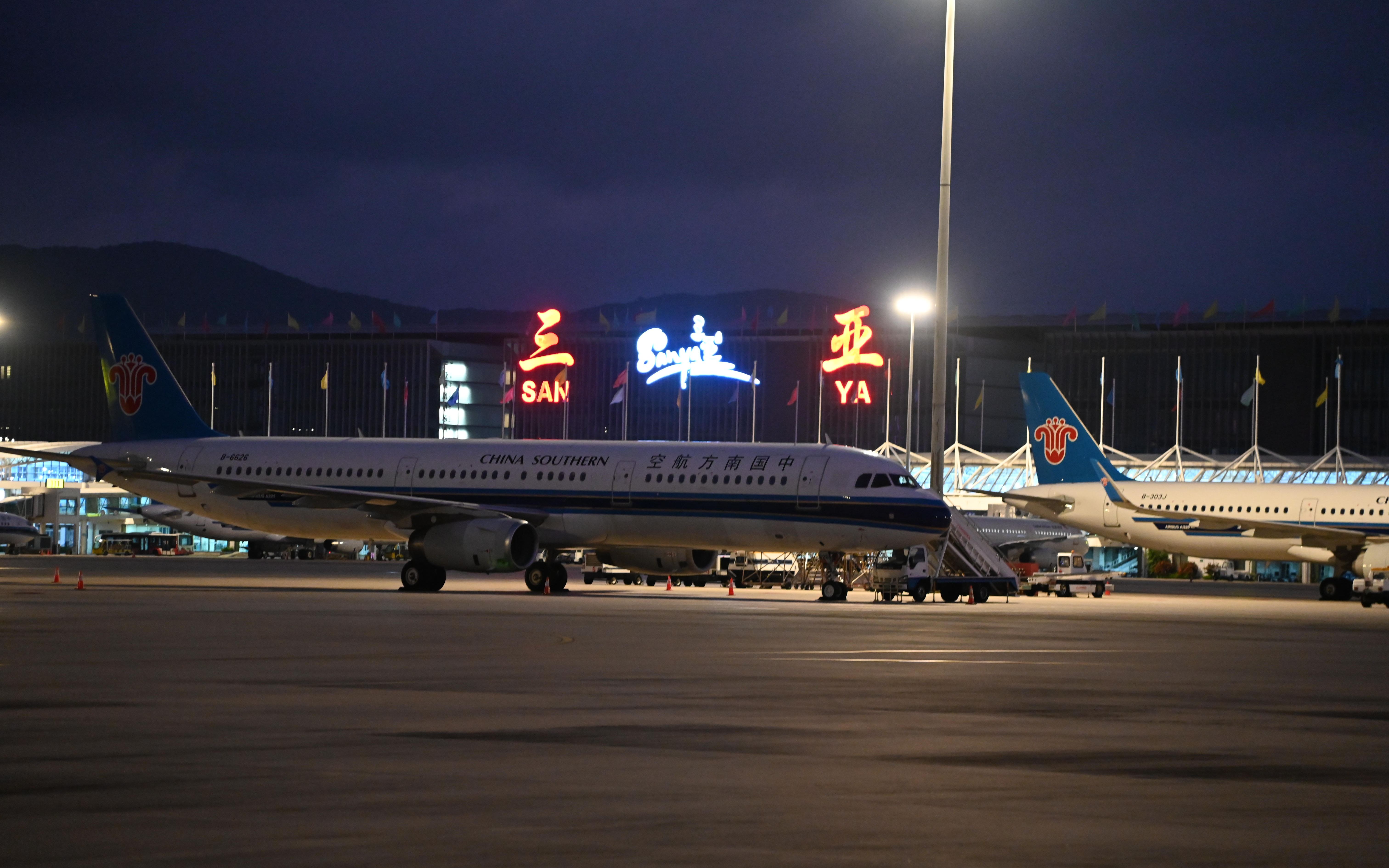 南航cz6668航班凌晨降落三亚机场