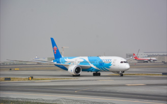 南航b787-9乌鲁木齐地窝堡机场推出,滑行,起飞过程记录