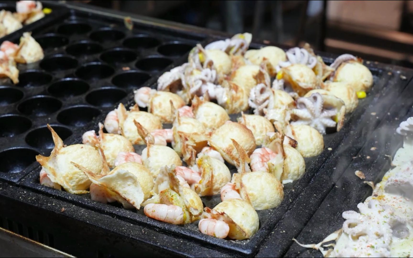 料最足的章鱼烧,一整只虾和章鱼作为馅料,无敌.