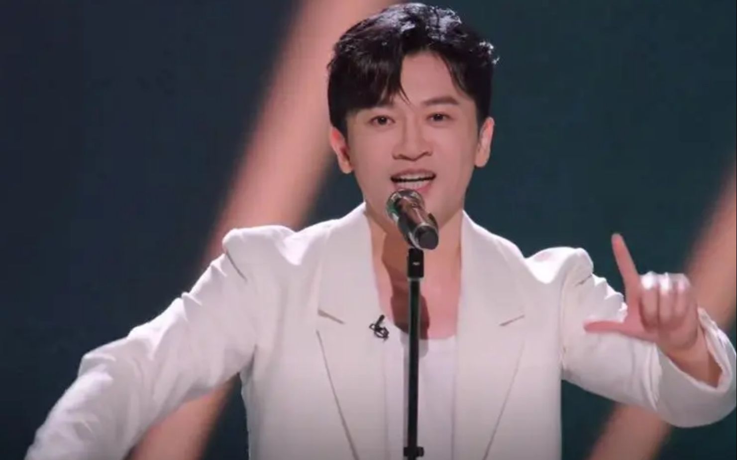 苏有朋跨年晚会杀疯了!魔性翻唱《爱你》太上头,王心凌:求放过