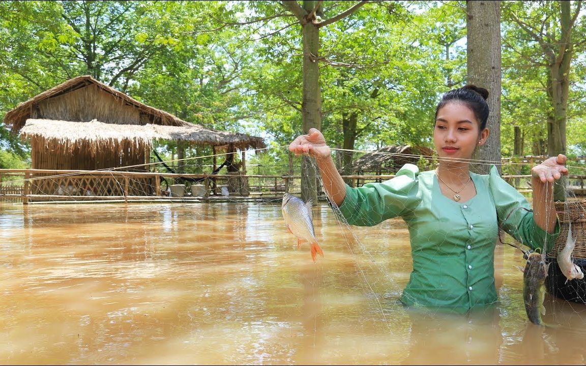 柬埔寨美女下河抓鱼图片