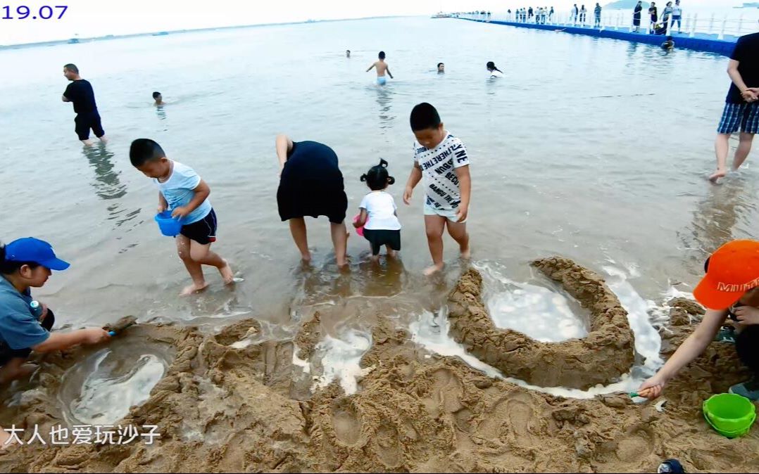 连云港在海一方公园:周末玩沙子踏海的人真多,关键是免费游玩哔哩哔哩bilibili