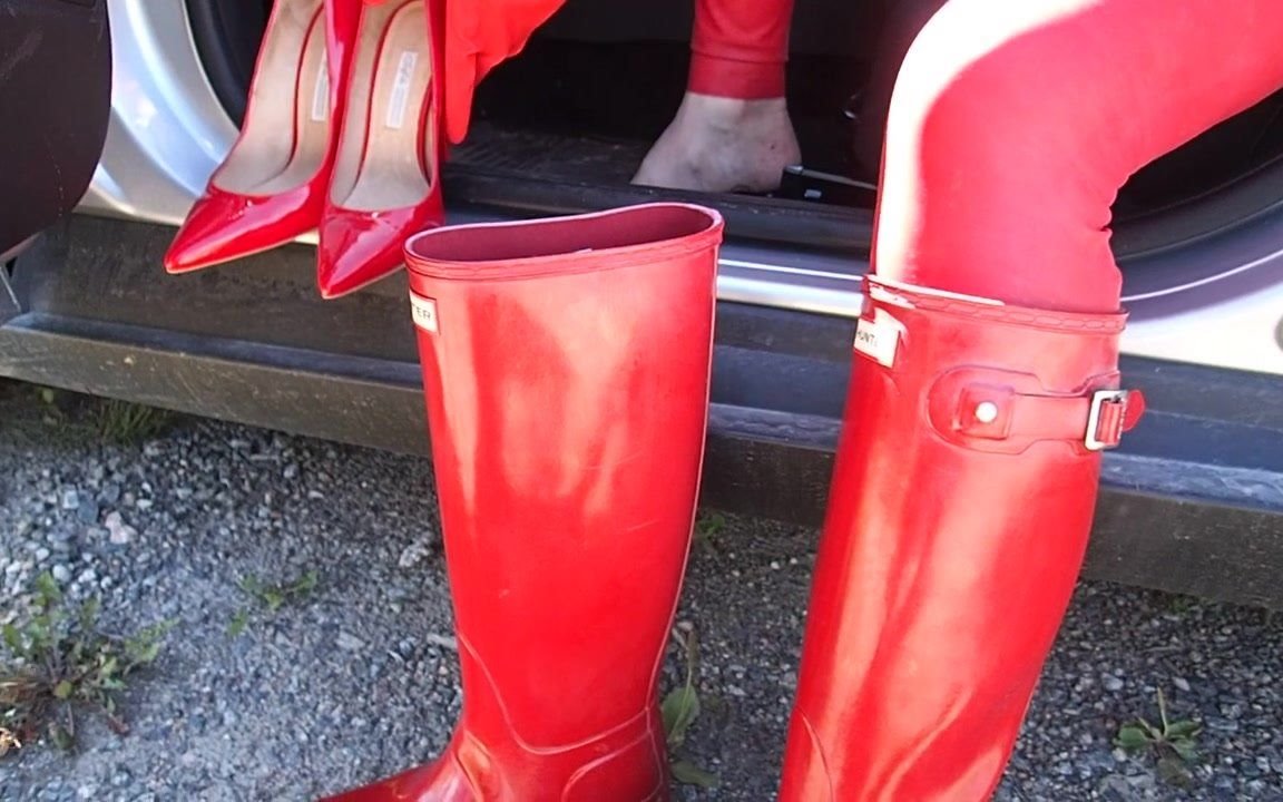 车上脱下高跟鞋穿上红色高筒hunter雨靴