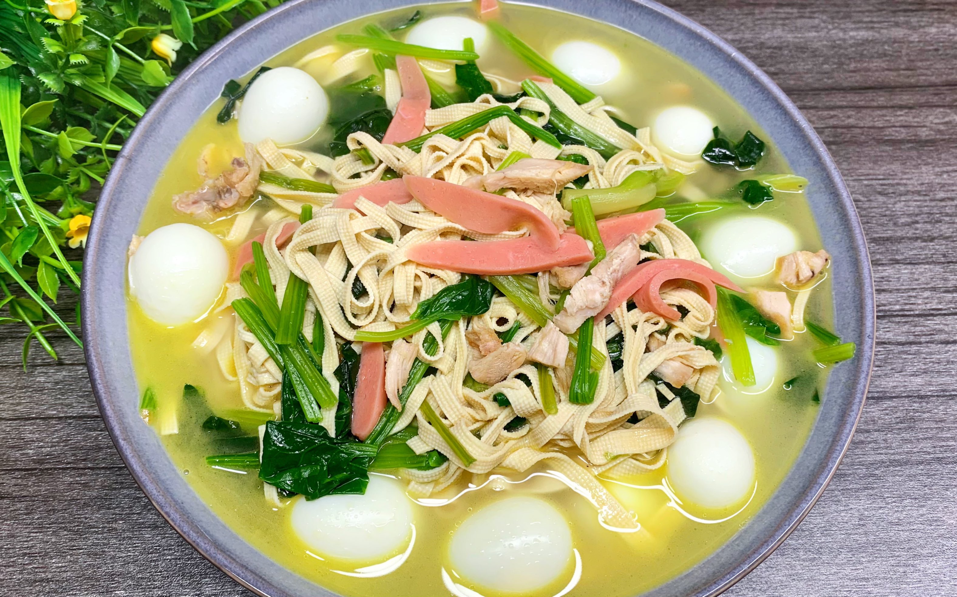 苏北盐城农村美食,菠菜煮干丝,汤鲜味美,营养丰富,全家人都爱吃