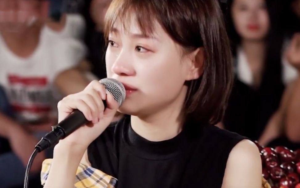 这首那女孩对我说火了女孩坐在广场边唱边哭歌声直戳心底