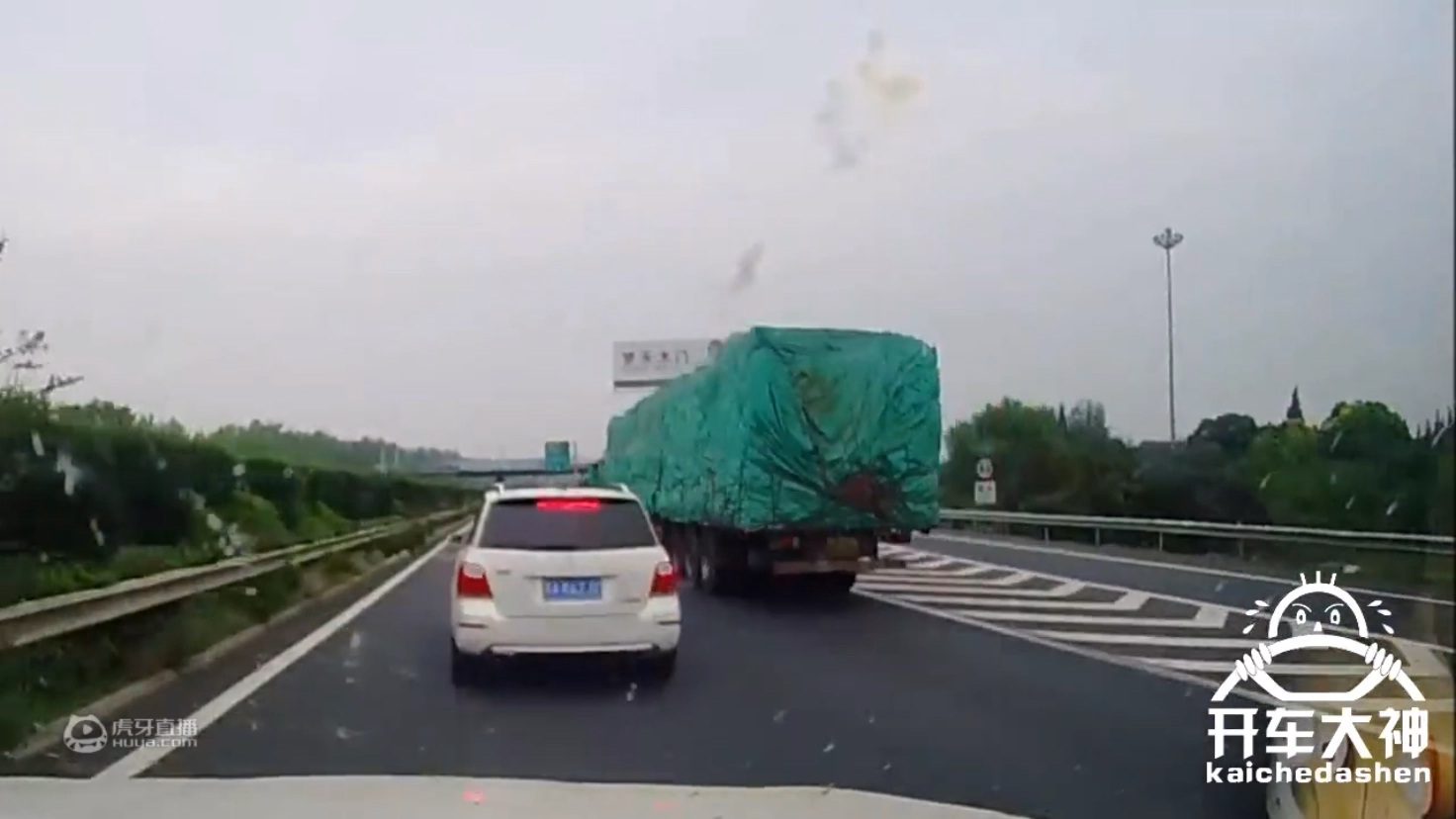 白色奔驰错过路口,三车追尾