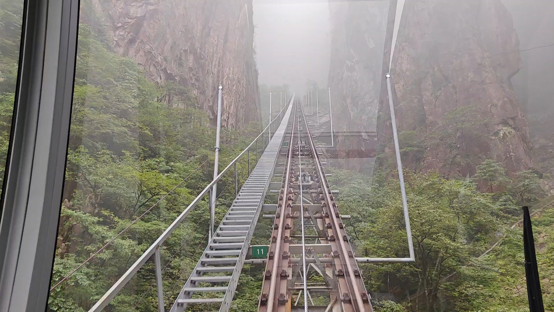 黄山西海大峡谷小火车图片