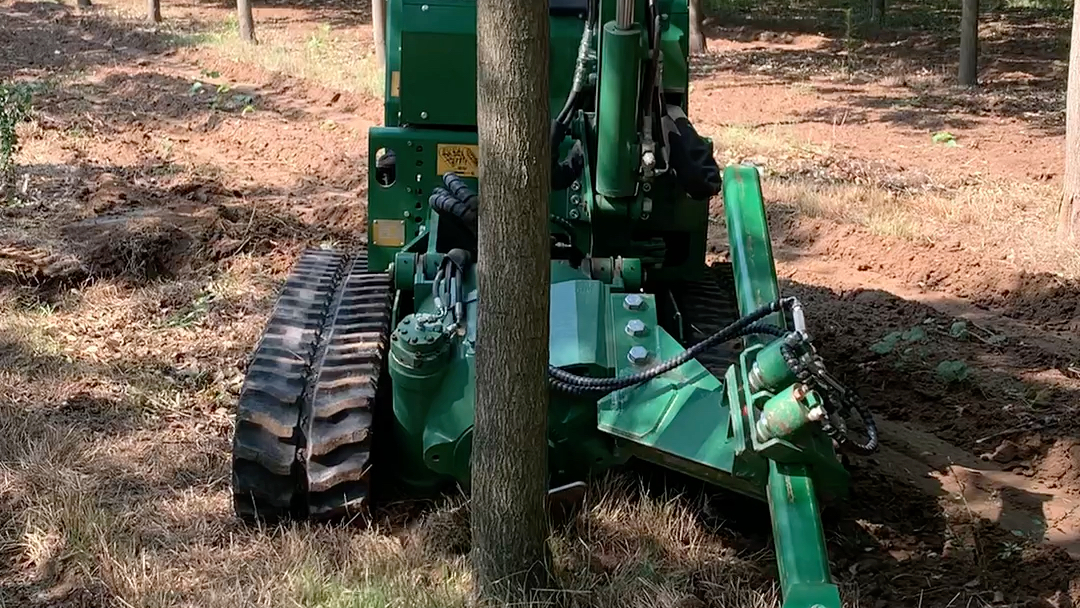 炎炎夏日 好马克挖树机挖树服务进行中