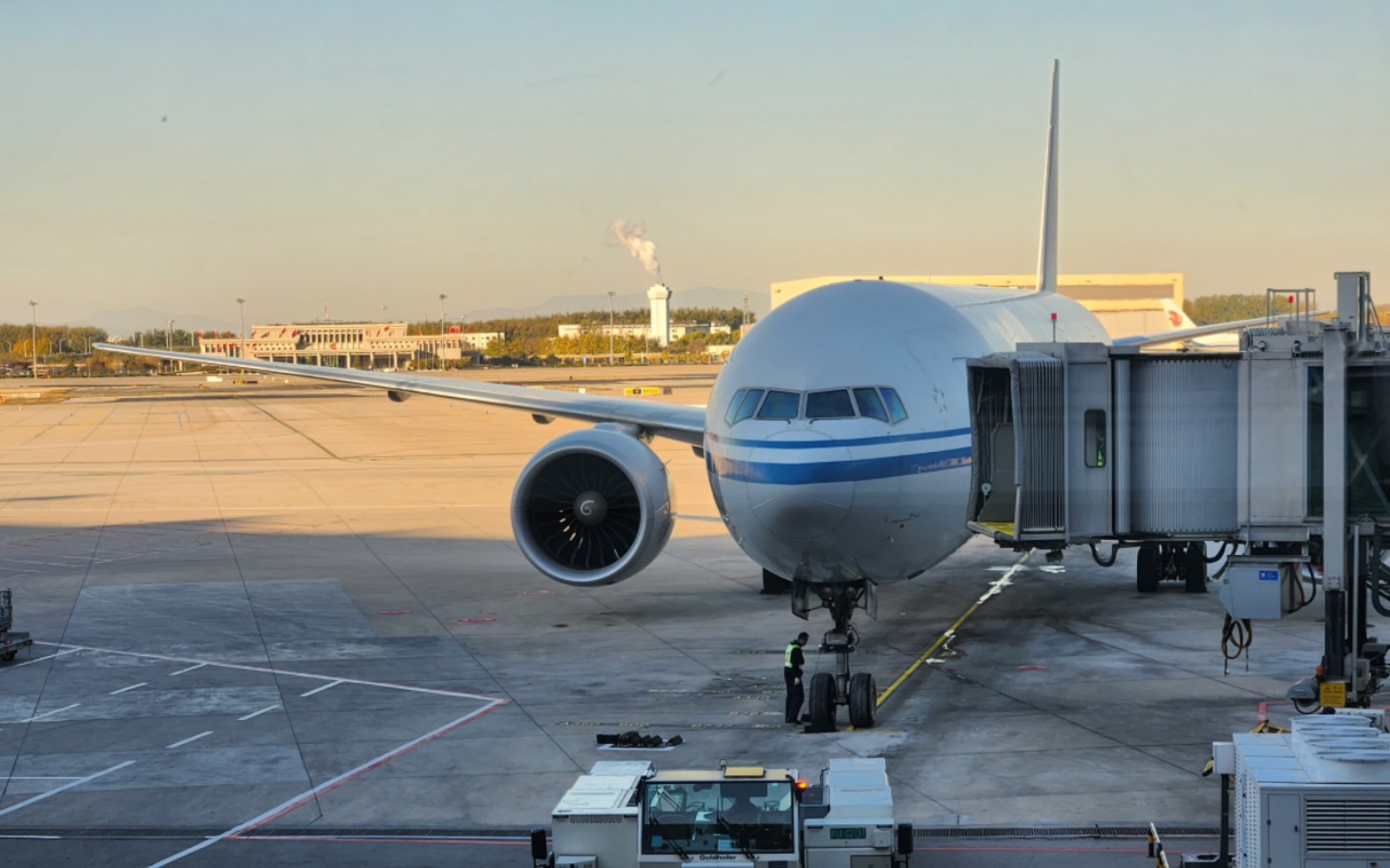 本想坐747却遭遇换机,国航b777-300er北京首都-深圳宝安