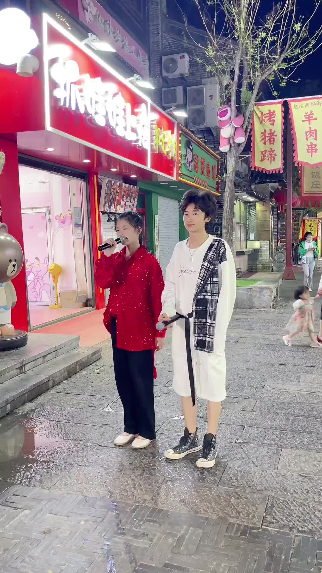 这兄妹俩胆真大在大街上也敢唱歌小天一雨儿爱唱歌音乐同城