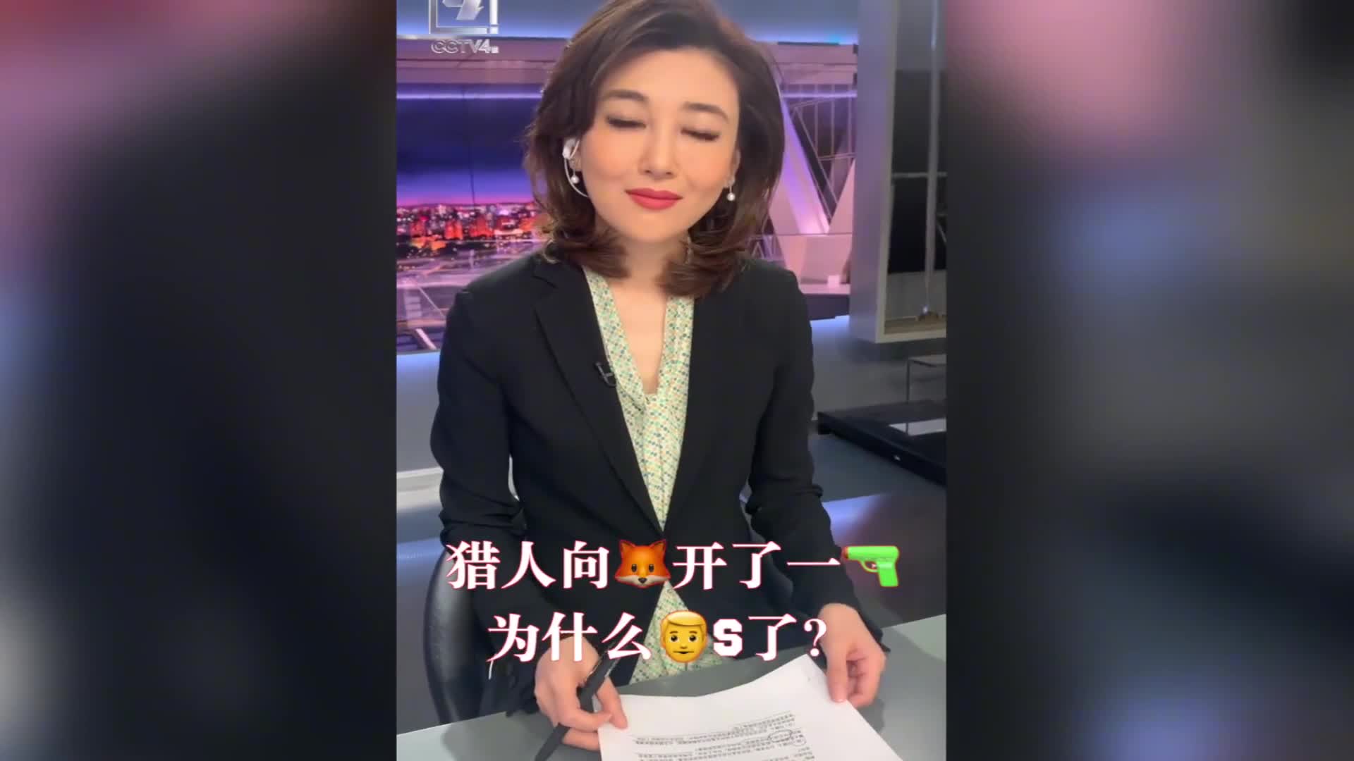 央视最美主持人李红,挺着孕肚仍旧坚持工作,面对镜头强忍着泪水