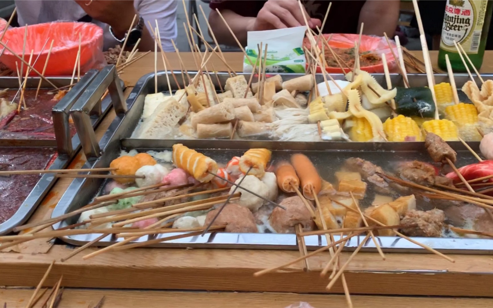 麻辣烫就要吃"路边摊" 想吃啥拿啥 非常过瘾