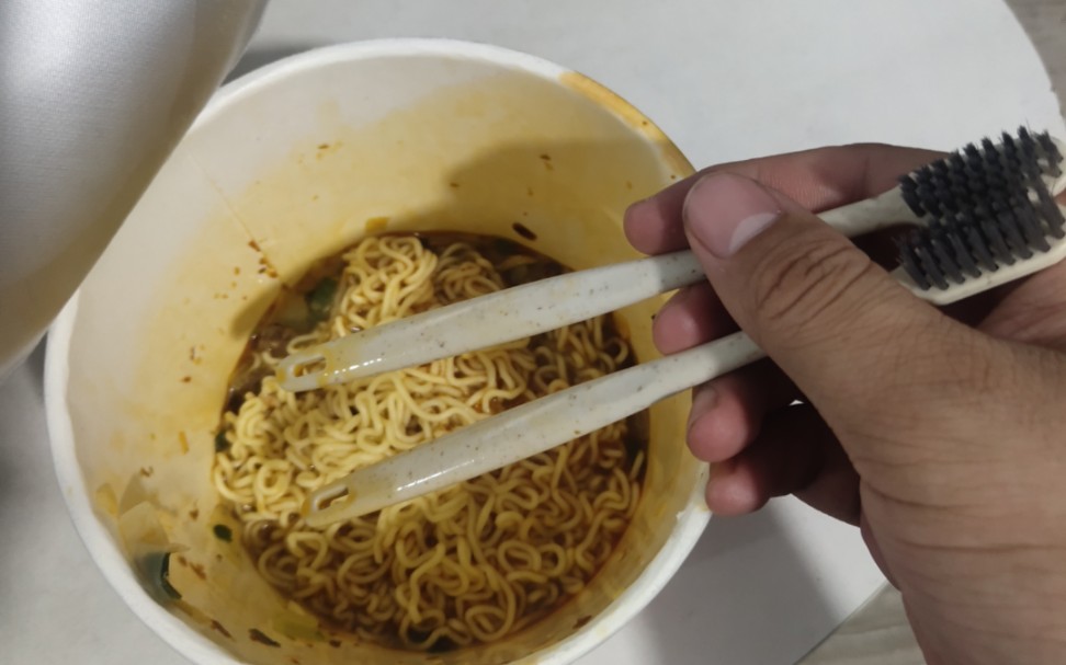 服了,在宾馆吃泡面没有叉子