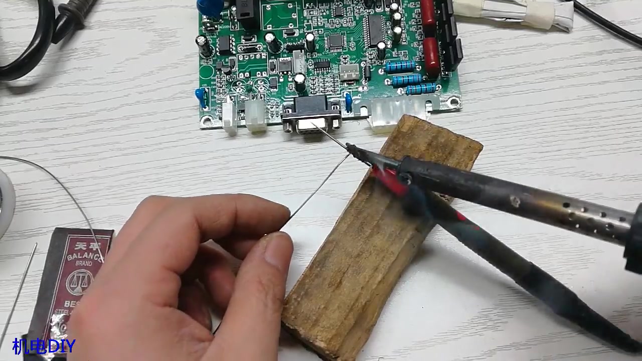 万用表表笔焊根钢针!以后跑电路测量贴片电路板就好多了