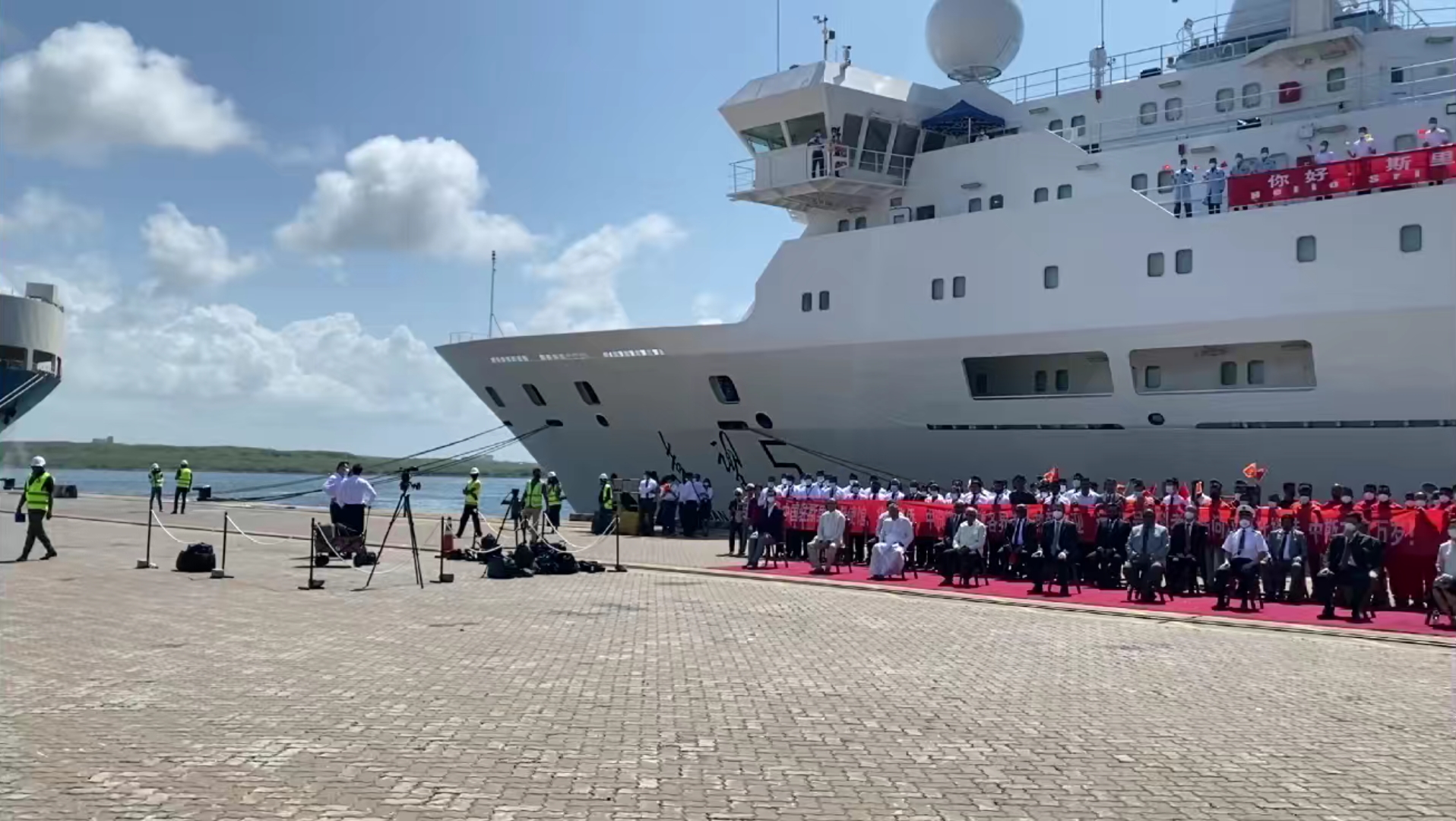 中国科考船"远望5号"抵达斯里兰卡汉班托塔港补给,欢迎仪式圆满成功.