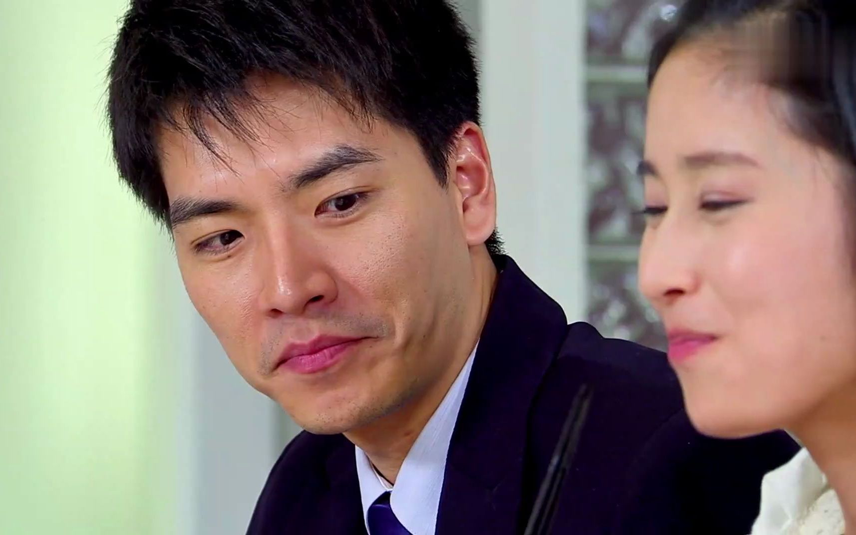 小菊的秋天方海试了小菊为他做衣服因为内心激动小菊想把衣服做完再