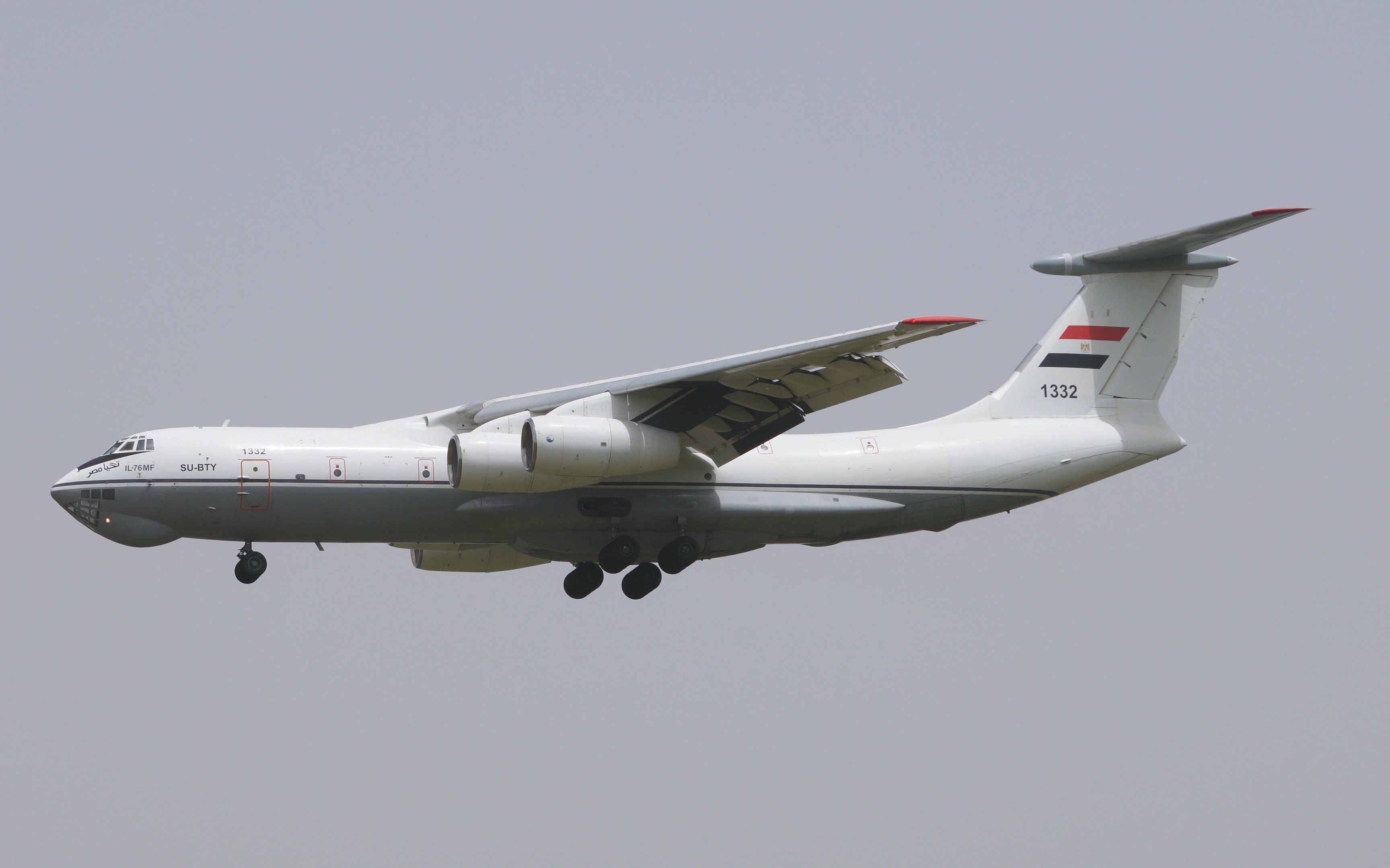 世界唯三的伊尔76加长版 il-76-mf降落北京首都国际机场