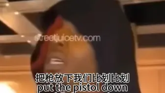 粉丝挑衅Playboi Carti被玩少枪托回击