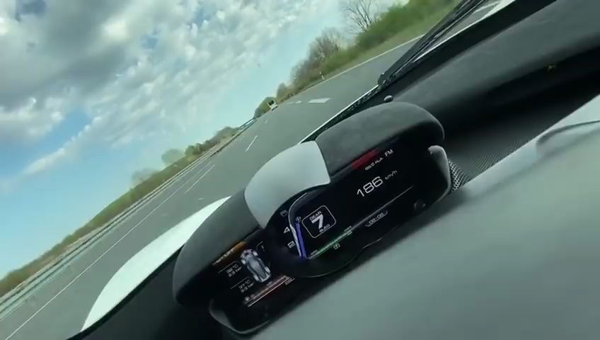 [图]我愿称之为最强｜这人疯了 拉法高速路上飙到372 km/h