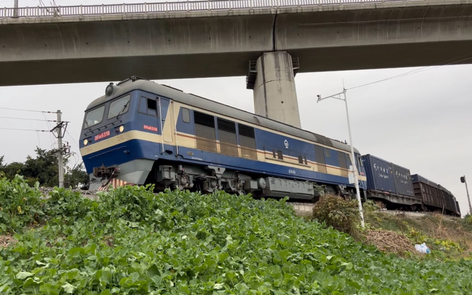 成局成段df8b 5318牵引集装箱货列经广岳线去广汉站方向