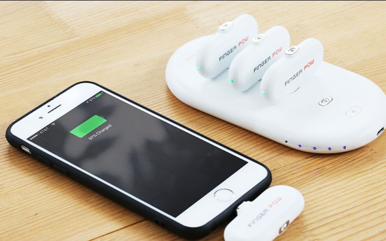 手指大小的充电宝,吸在手机上就能充电,便捷性提高几倍