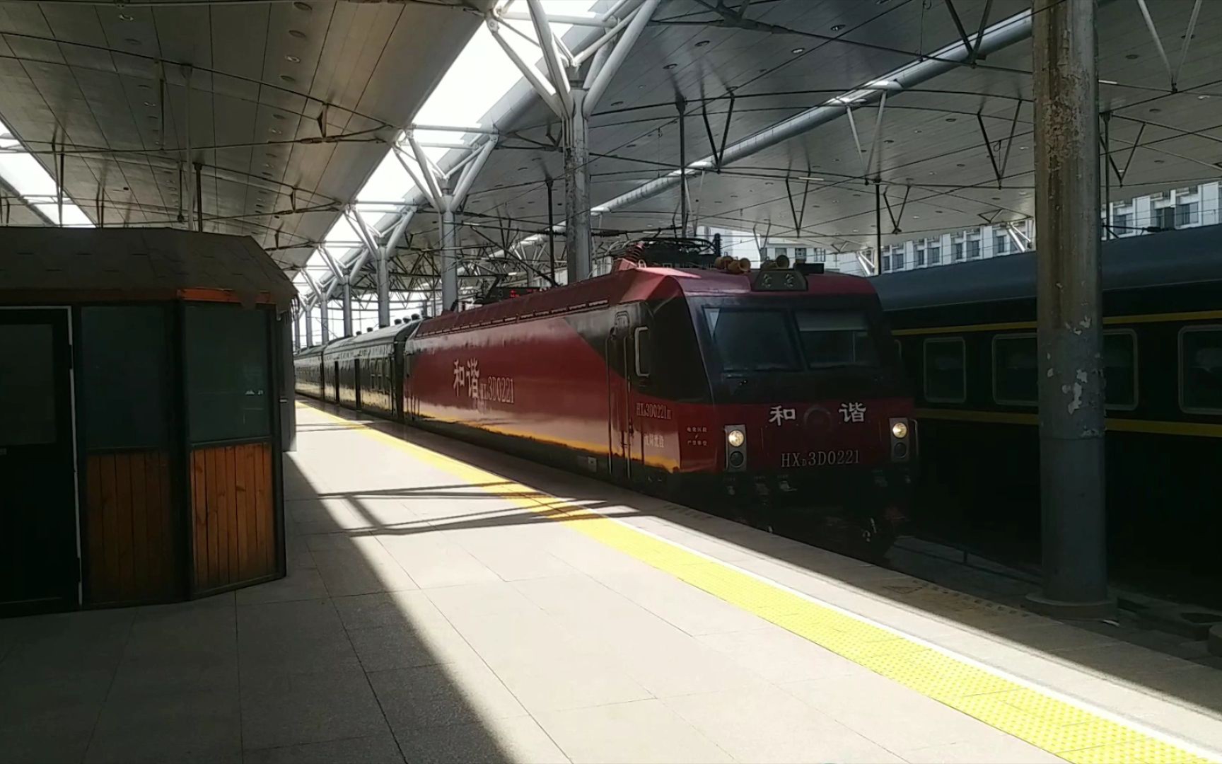 哈昆神车k728次到达天津站,列车进4站台15道_哔哩哔哩 (゜-゜)つロ