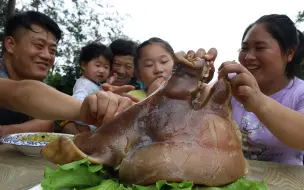 下载视频: 婆婆嘴馋想吃肉，胖妹卤上10斤咸猪头，肥而不腻，一家老小吃过瘾