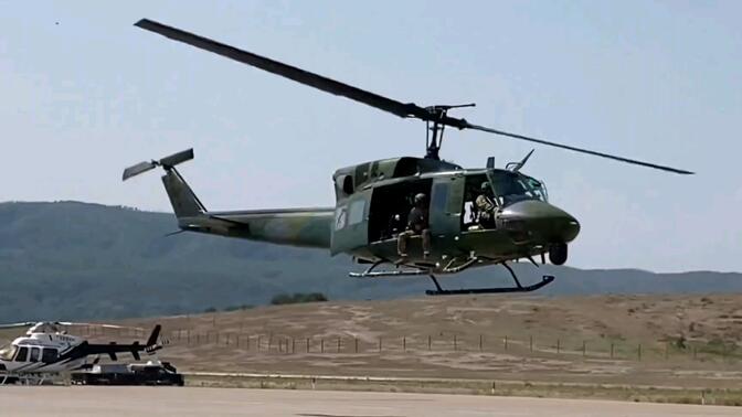 UH-1H型“休伊”运输机图片