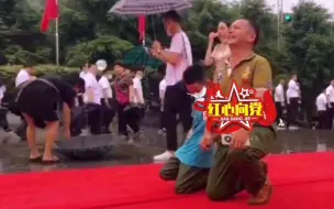 Скачать видео: 父亲带着儿子来到韶山，见到他的那一刻，他再也无法控制自己的情...