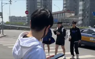 莎莎和黄油石头打招呼~怎么和那位就“不熟”了呢