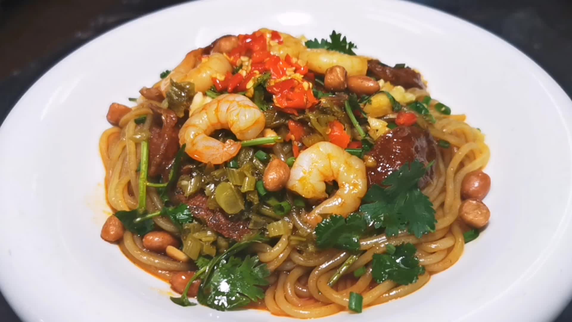 虾仁拌粉鲜香味美,出餐只需30秒,全靠这个秘制酱油!