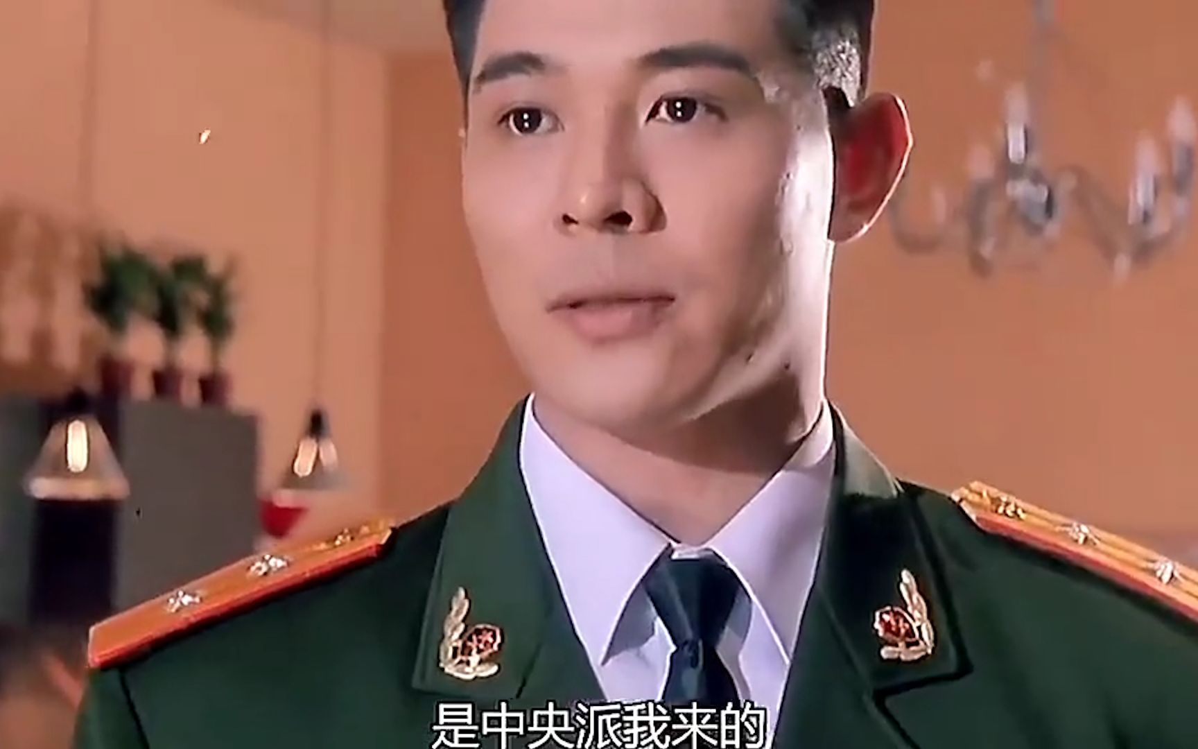 李连杰眼神自带的那种杀气,再加这身军装的加持,这才叫不威自怒!
