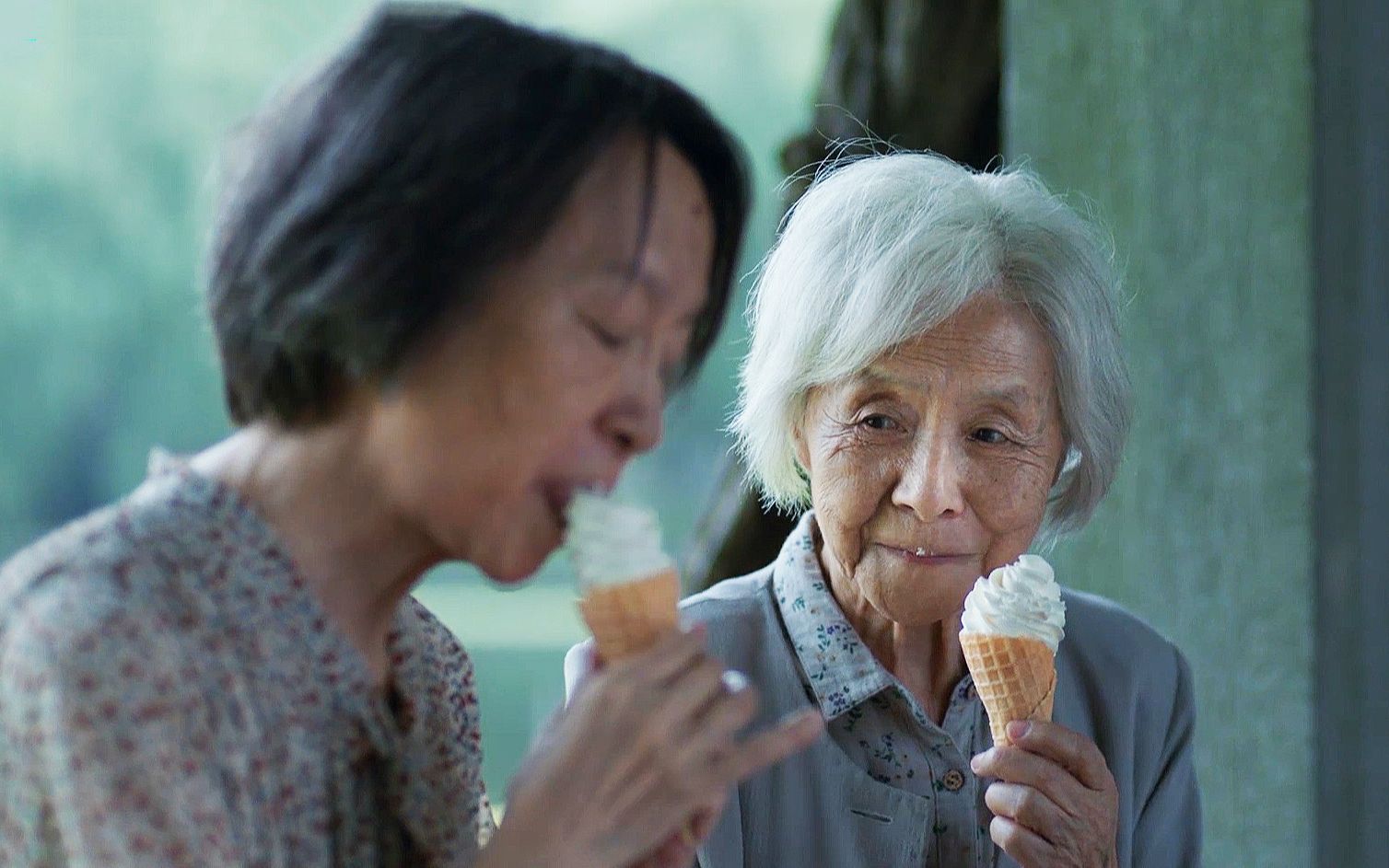 瞬间看哭了!85岁母亲照顾65岁阿尔茨海默病女儿!催泪亲情电影《妈妈!》正式预告哔哩哔哩bilibili