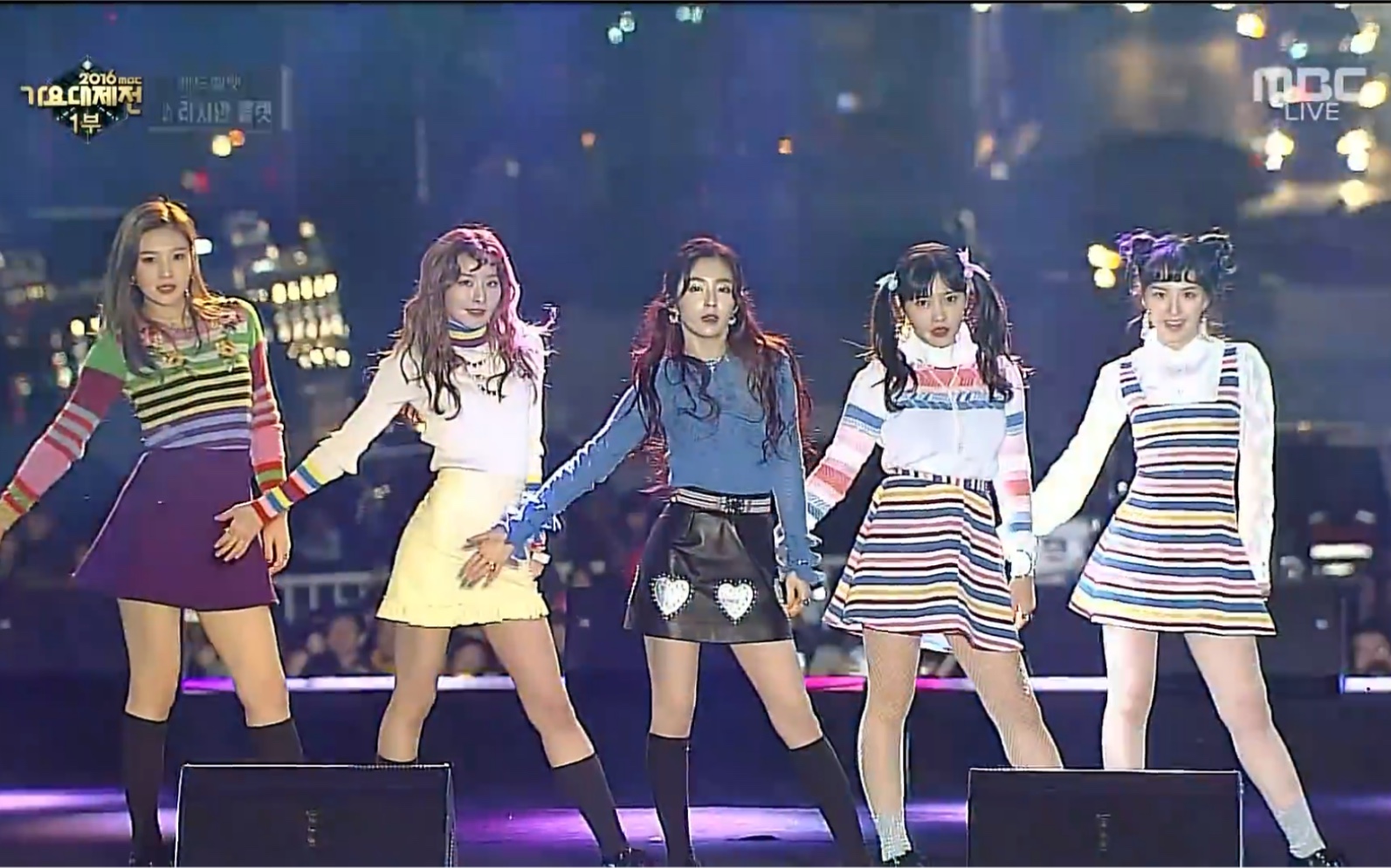 当年真的太惨了,唯一一组在室外表演的女团,冻的瑟瑟发抖!