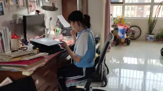 Tải video: 七年级瑶瑶背着十几斤大书包，热的衣服都湿透了，赶紧吃根雪糕