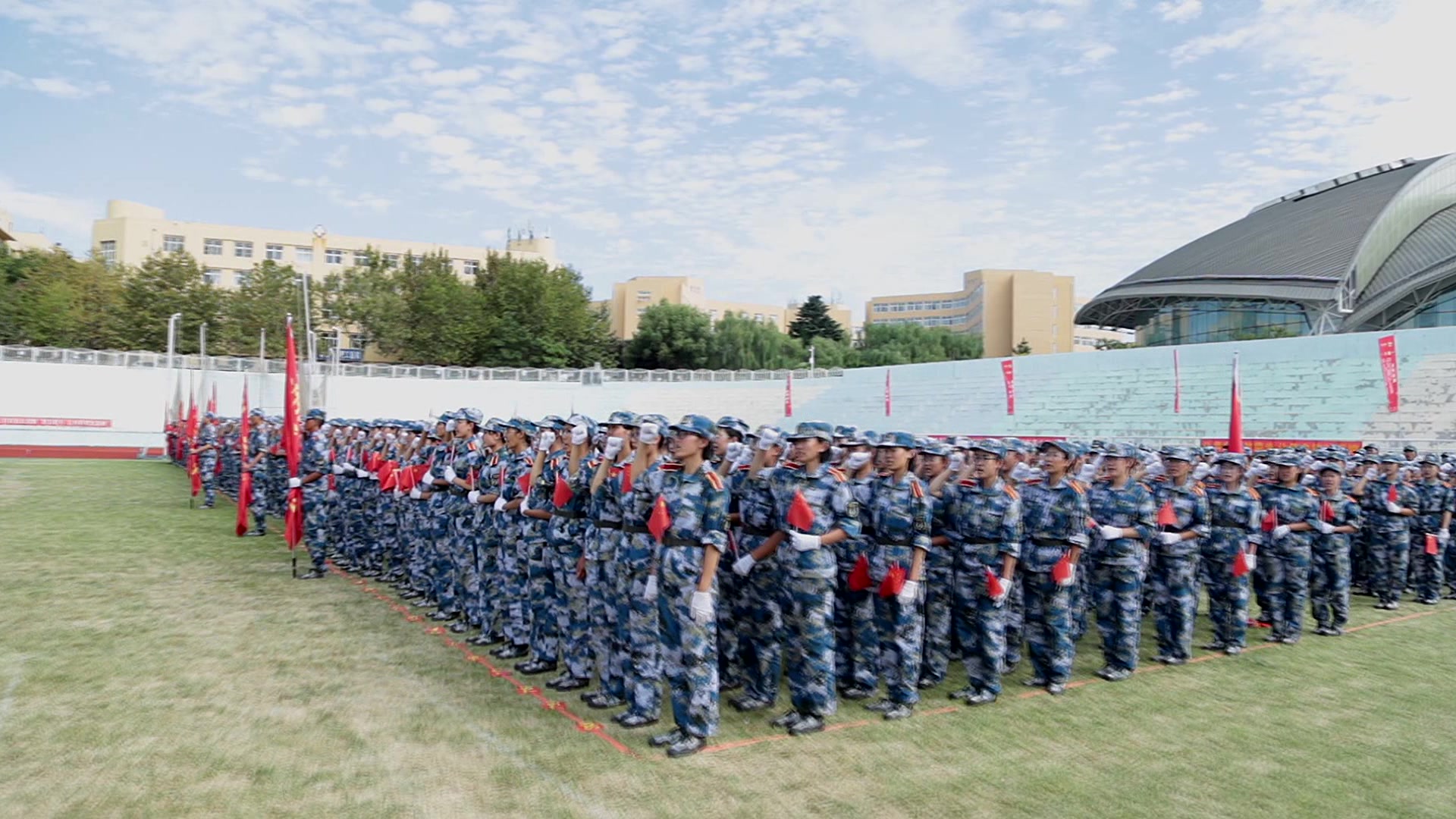 [图]震撼！开学典礼现场，8000名青大学子庄严宣誓,我是中华人民共和国公民！