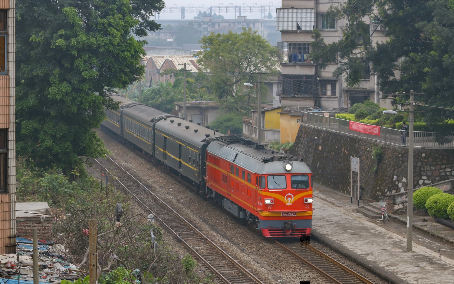 df4k2612牵引k365广州一昆明快速跨越广茂线小塘站