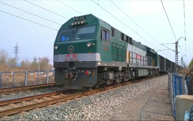hxn5双头车牵引混编货运列车于虎线上行