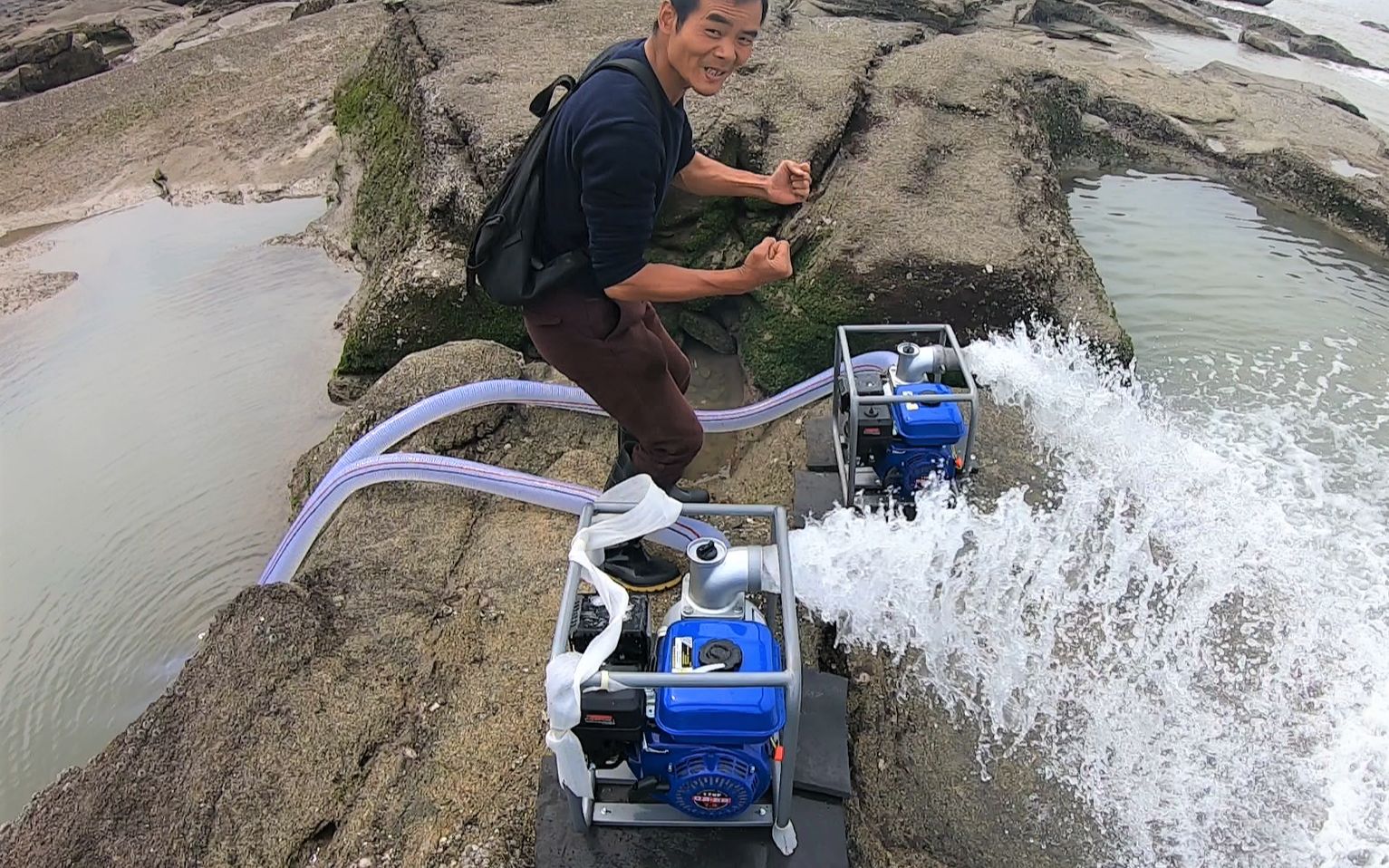 小囿用三台抽水机抽大水坑今天事情搞大了大海鱼抓到腰酸