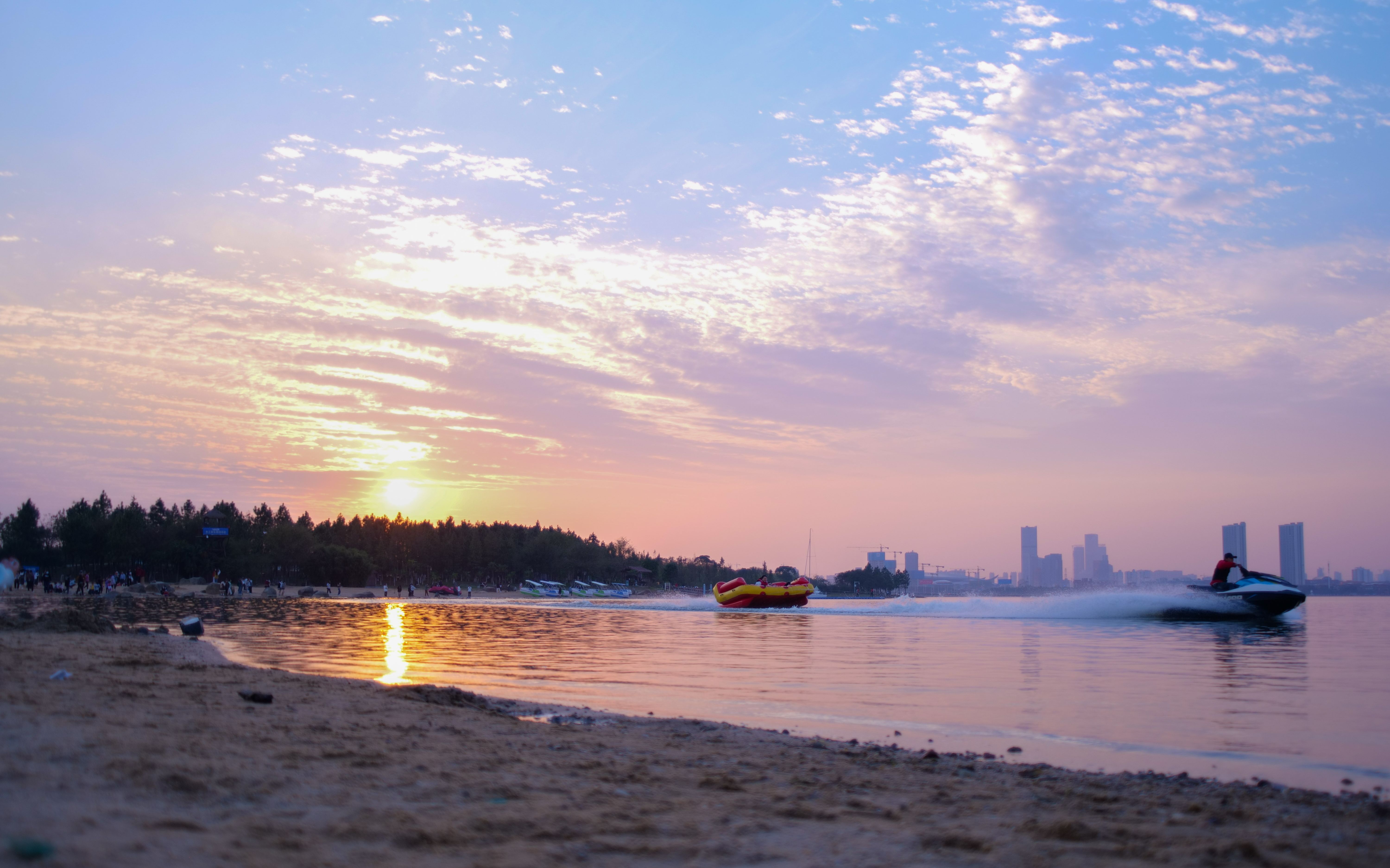 与其窝在家里,不如出去看看湖边的晚霞