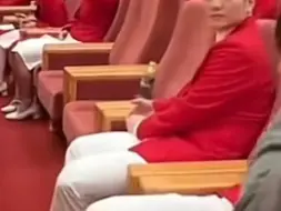 Скачать видео: 【胖莎】每日一问：为什么东哥整个身子都转过去了呢。嗷原来有我们莎莎啊