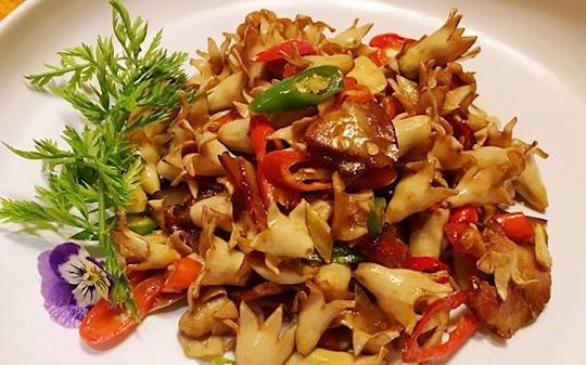 云南必吃美食之——石榴花炒火腿,云南十八怪,鲜花也可炒菜吃