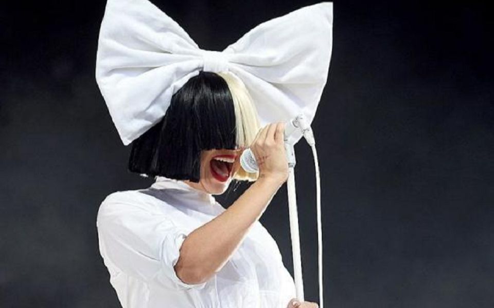 从不露脸歌王sia与教主合作的moveyourbody嗨爆了网友忍不住抖腿