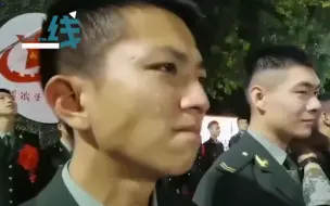 Tải video: 老兵即将退伍   卸军衔时忽然泪流满面 一群大男人抱头痛哭